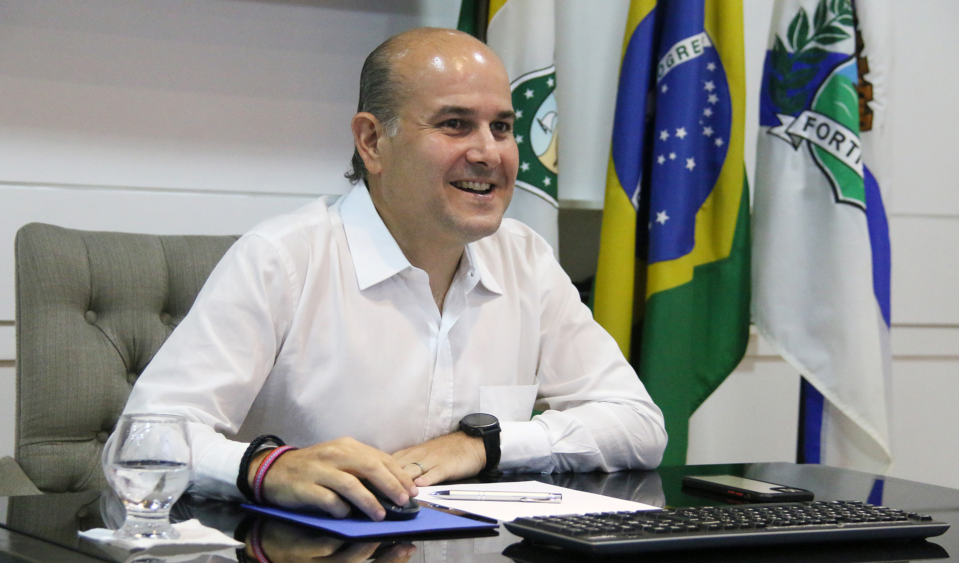 prefeito roberto cláudio na frente de um computador